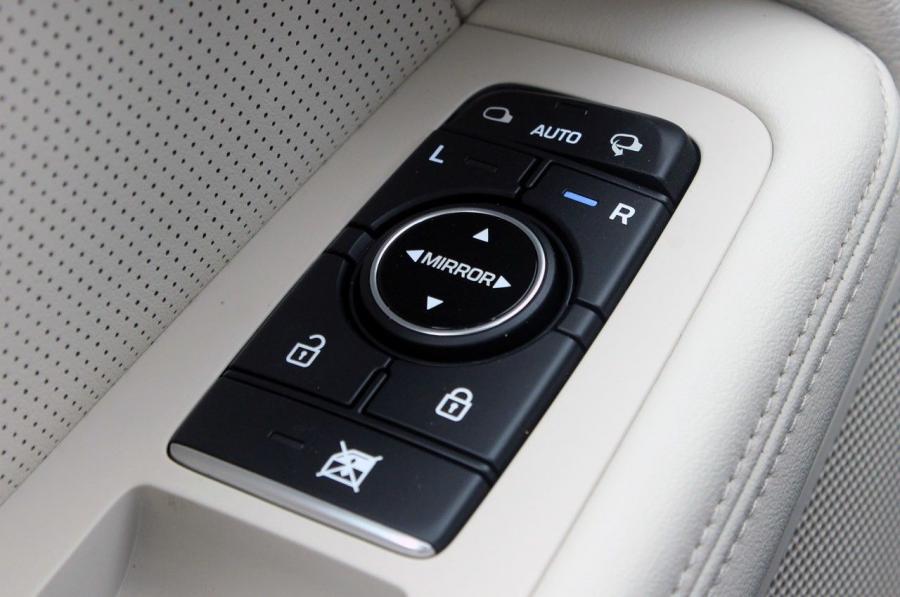 Детали интерьера Hyundai Genesis 2014 года  (NA) (фото 58 из 105)